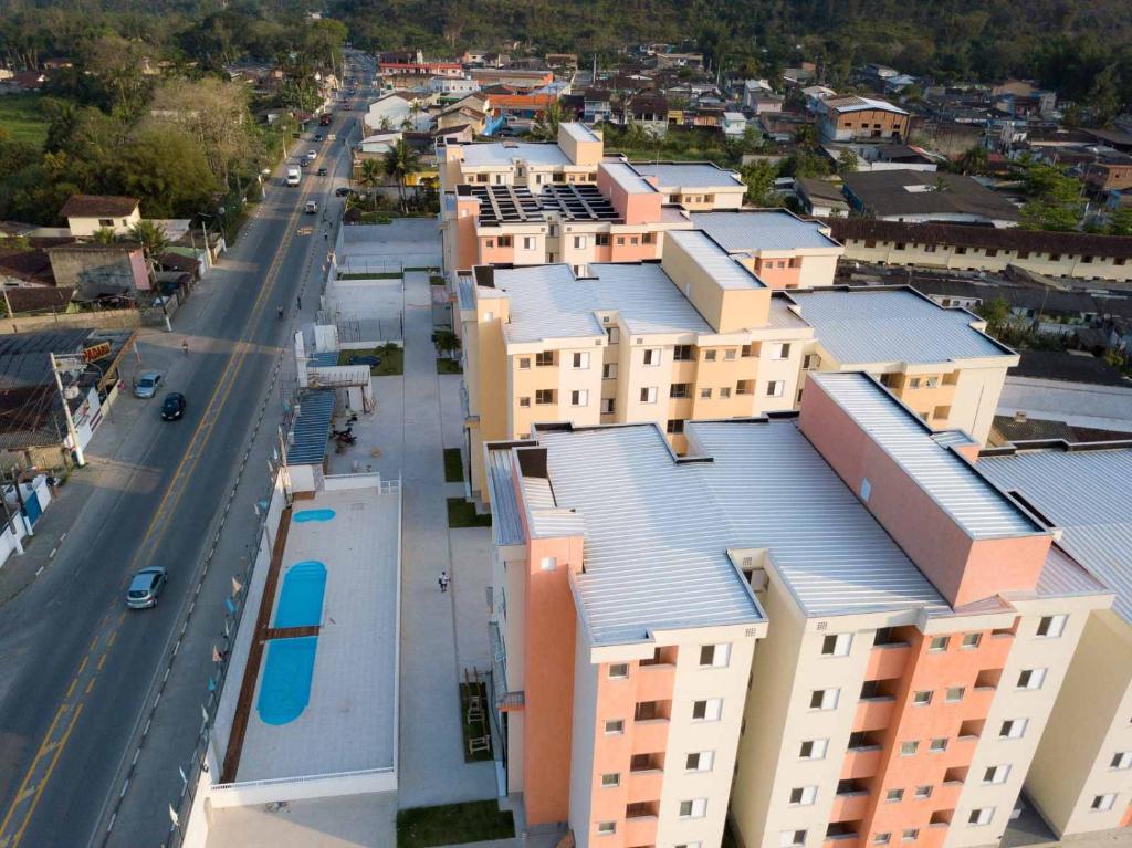  APARTAMENTO COM VISTA PARA PISCINA E CHURRASQUEIRA