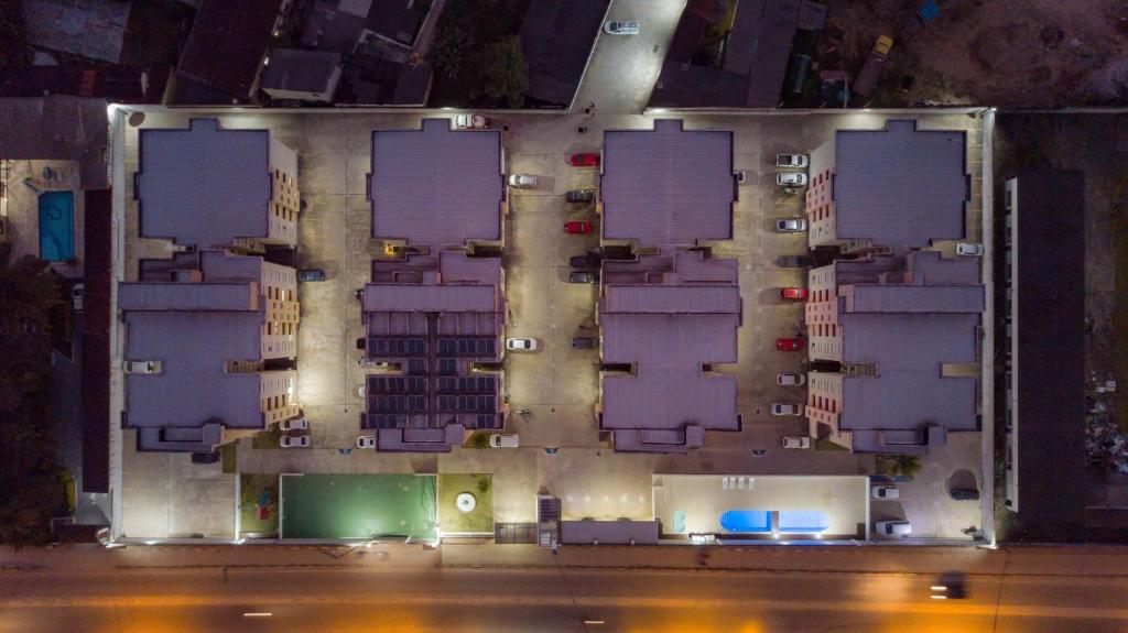  APARTAMENTO COM VISTA PARA PISCINA E CHURRASQUEIRA