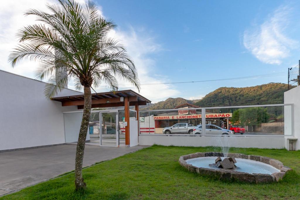  APARTAMENTO COM VISTA PARA PISCINA E CHURRASQUEIRA