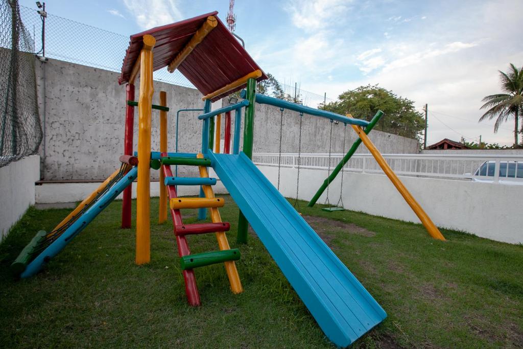  APARTAMENTO COM VISTA PARA PISCINA E CHURRASQUEIRA