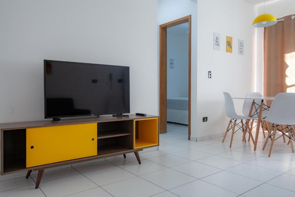  APARTAMENTO COM VISTA PARA PISCINA E CHURRASQUEIRA