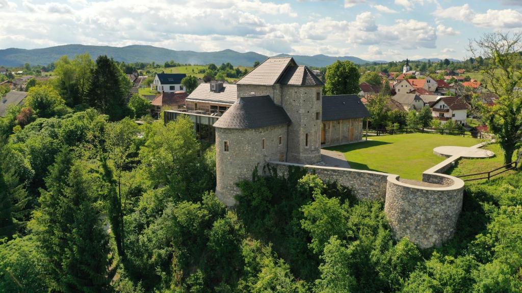 uma vista aérea de um castelo numa aldeia em Vinica Castle em Vinica