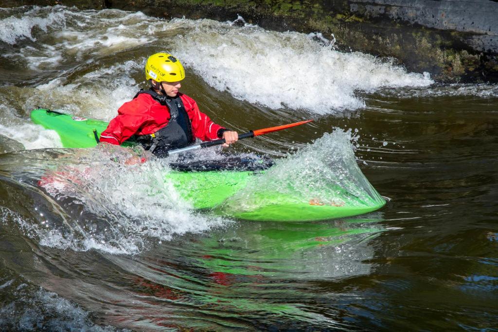Un uomo in un kayak su un fiume in acqua di Villa Letná a Brandýs nad Labem-Stará Boleslav