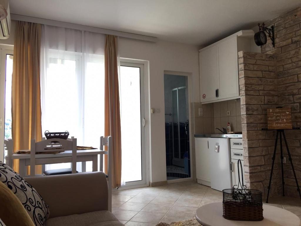 Apartments FLORA and boat cruising - 19