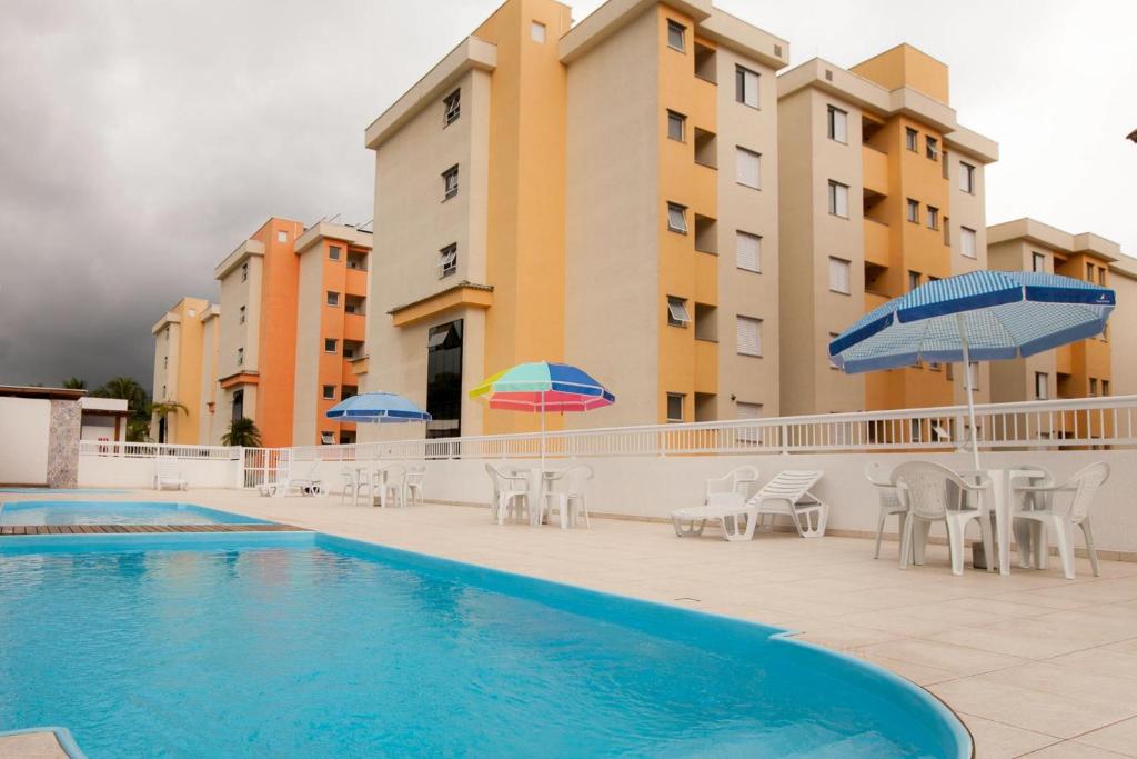  APARTAMENTO COM VISTA PARA PISCINA E CHURRASQUEIRA