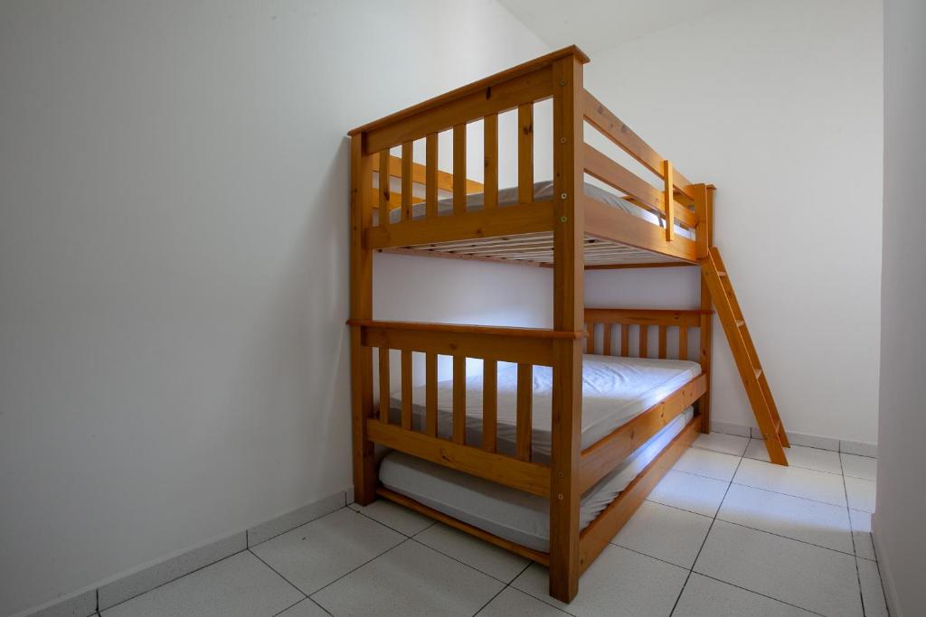  APARTAMENTO COM VISTA PARA PISCINA E CHURRASQUEIRA