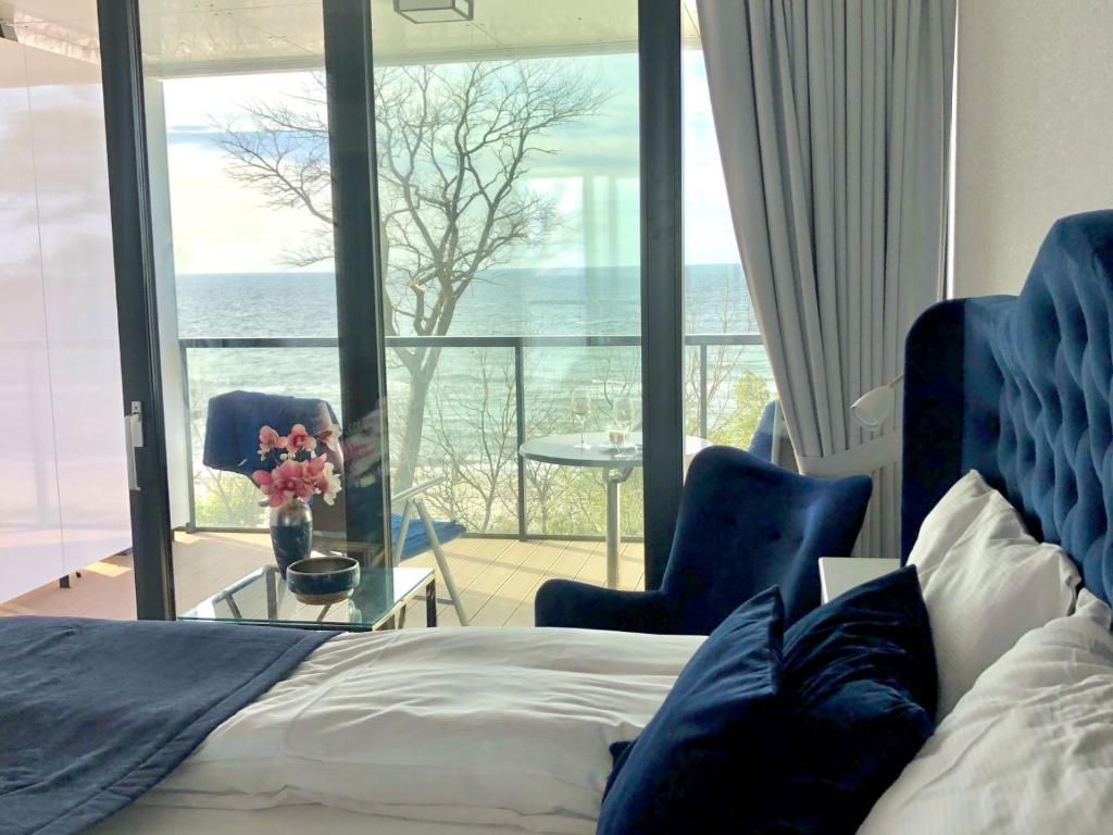 1 dormitorio con cama y vistas al océano en Seaside - Apartamenty KOMFORT, widok na morze, Parking, en Kołobrzeg