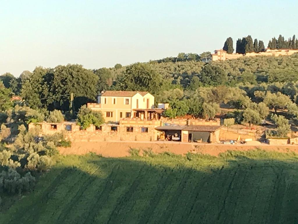 uma casa grande no meio de um campo em Casale Vincenzo Country House em Collecorvino