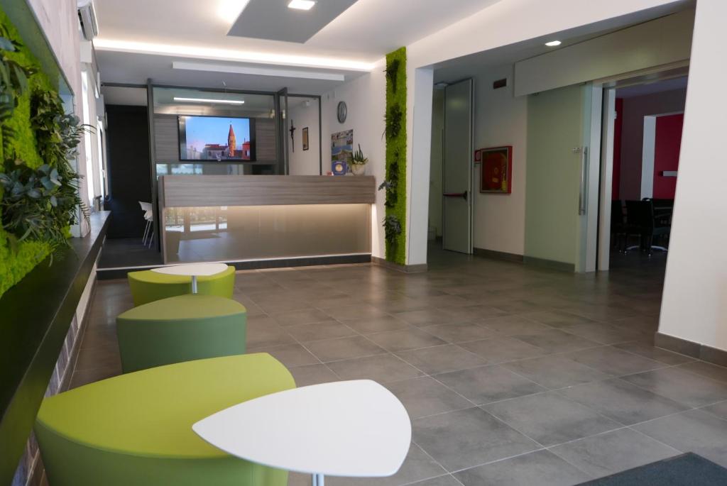 TV a/nebo společenská místnost v ubytování Hotel Nederland