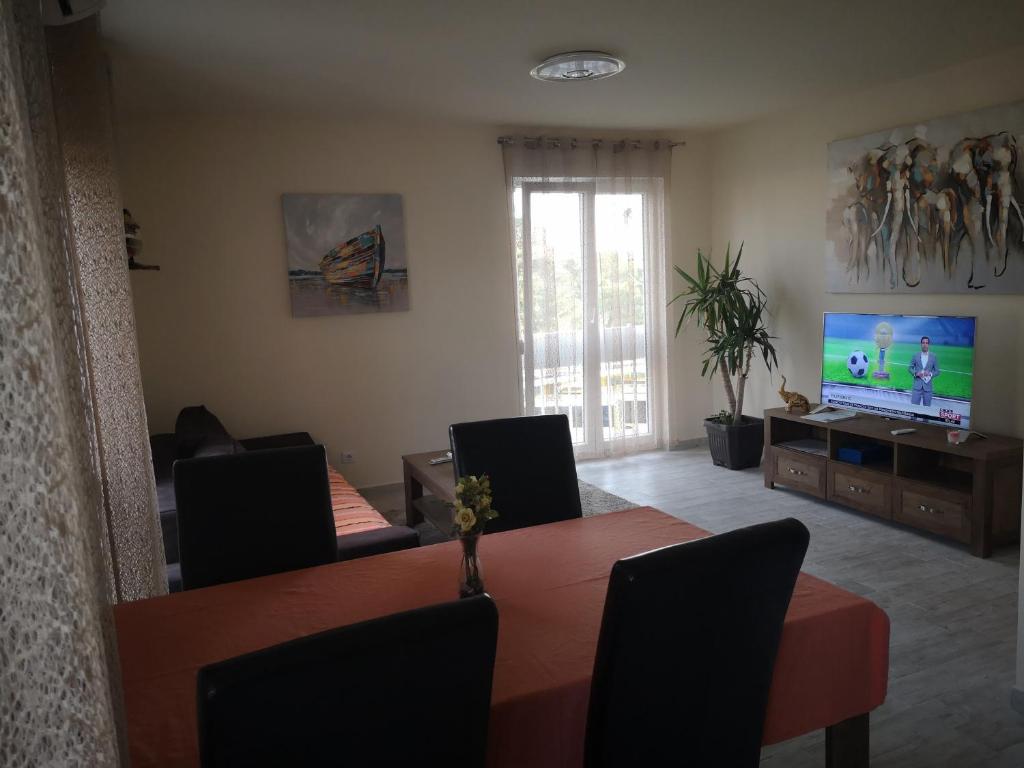 TV a/nebo společenská místnost v ubytování Apartman Petrovic CITY CENTER TROGIR