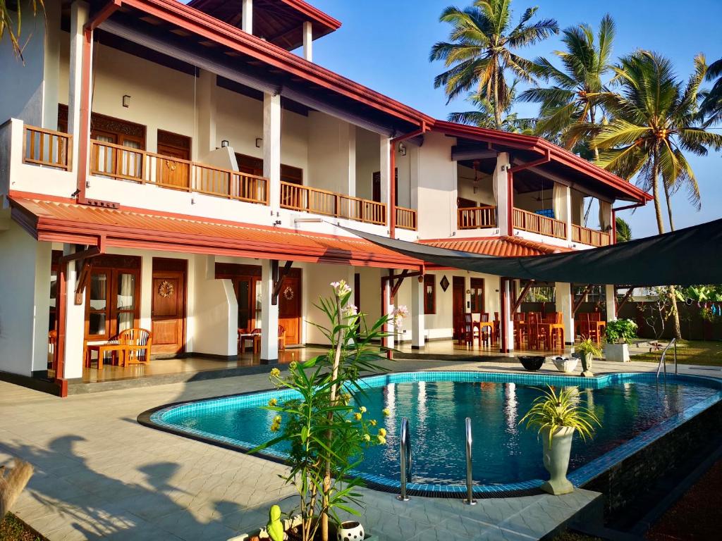 Bazén v ubytování Thoduwawa Beach Villa nebo v jeho okolí