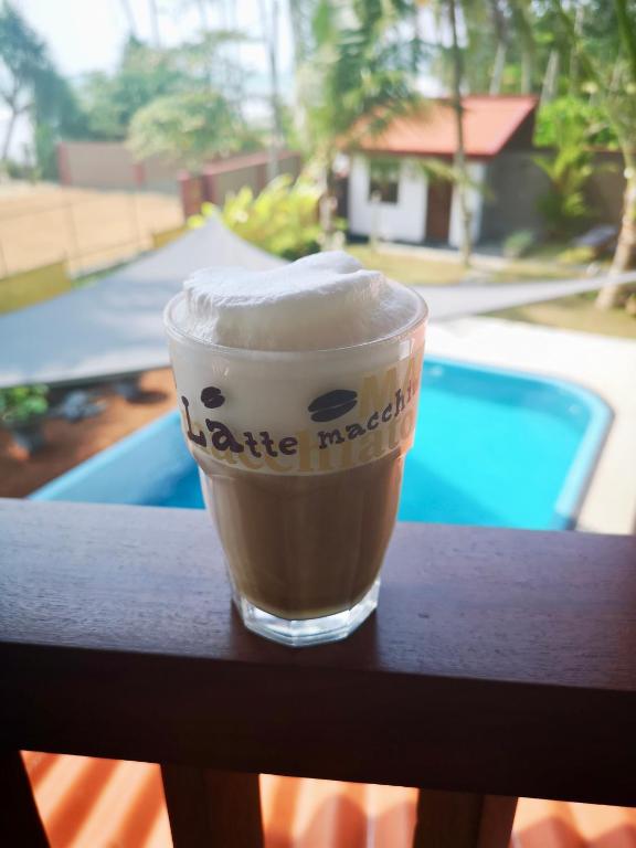 Bazén v ubytování Thoduwawa Beach Villa nebo v jeho okolí