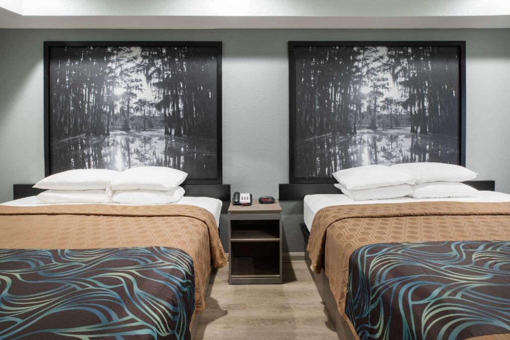 Postel nebo postele na pokoji v ubytování Super 8 by Wyndham Humble Houston Fallcreek