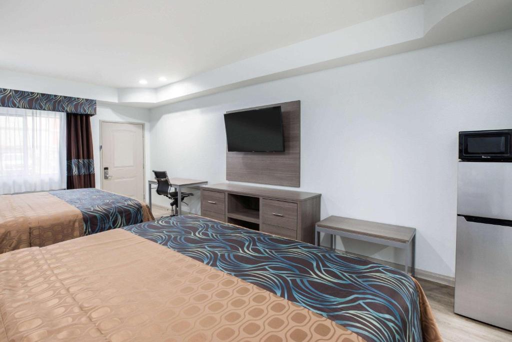 Postel nebo postele na pokoji v ubytování Super 8 by Wyndham Humble Houston Fallcreek