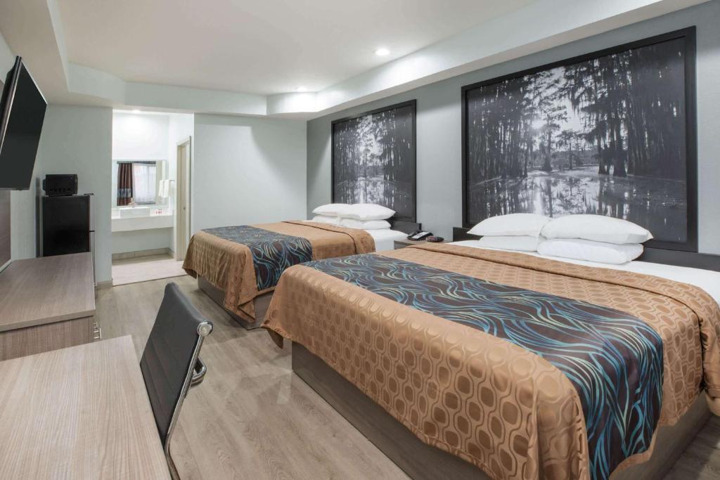 Postel nebo postele na pokoji v ubytování Super 8 by Wyndham Humble Houston Fallcreek
