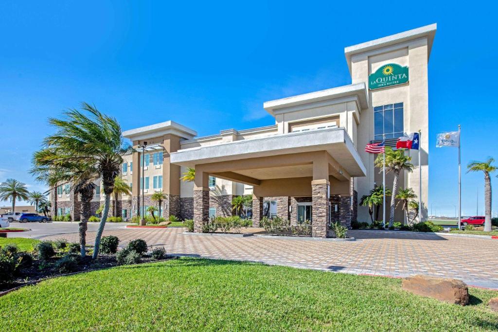 Un hotel con palmeras enfrente. en La Quinta by Wyndham Corpus Christi - Portland, en Portland