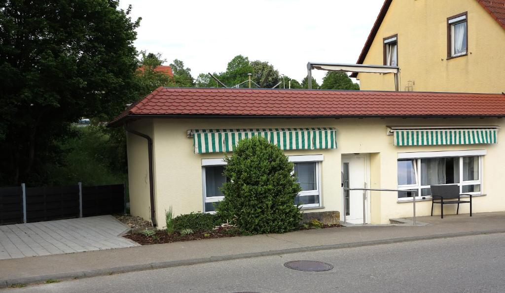 een klein geel huis met een rood dak bij Albglück in Gammertingen