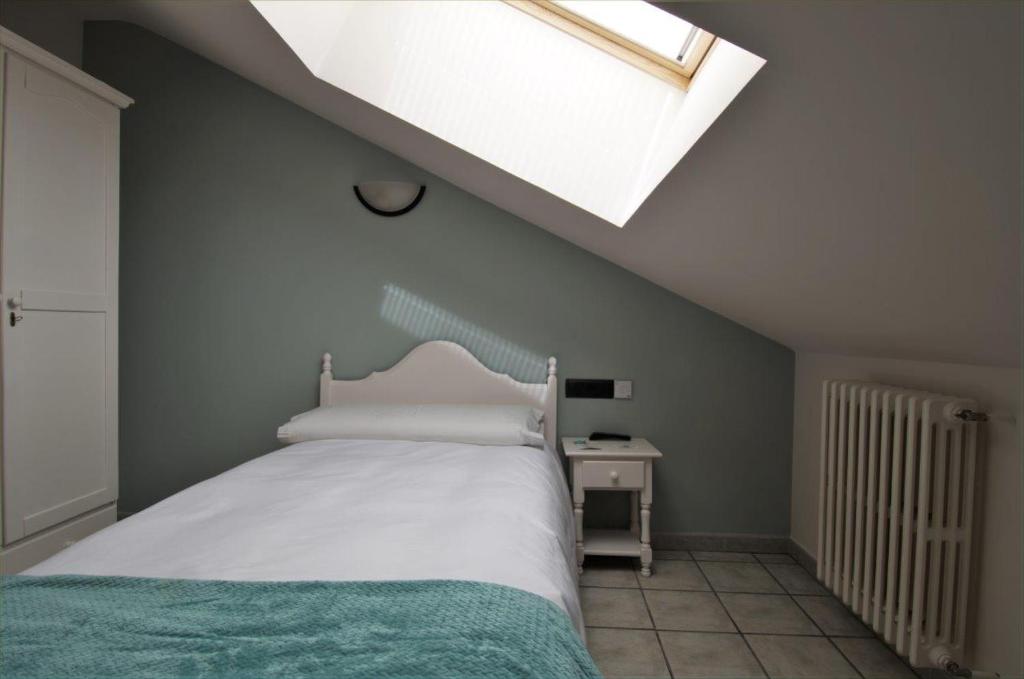 A bed or beds in a room at El Refugio Hostería