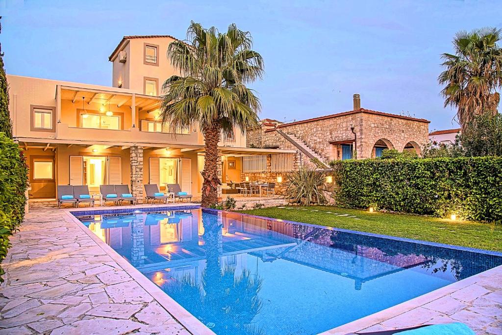 Bazén v ubytování Cretan Mansion with Heated Swimming Pool nebo v jeho okolí