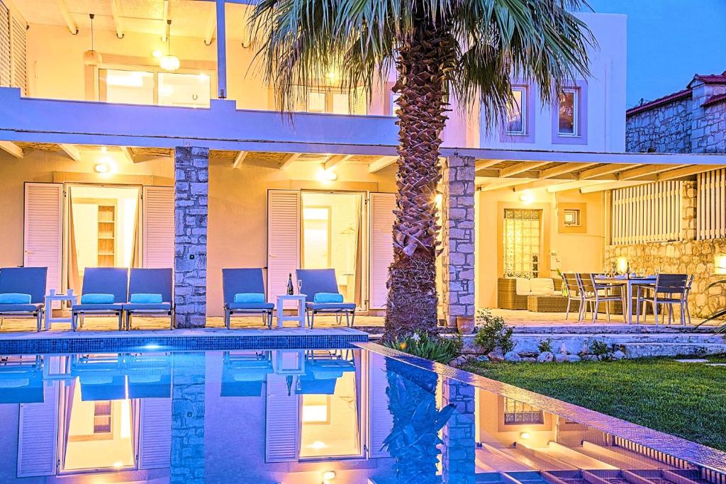 Bazén v ubytování Cretan Mansion with Heated Swimming Pool nebo v jeho okolí