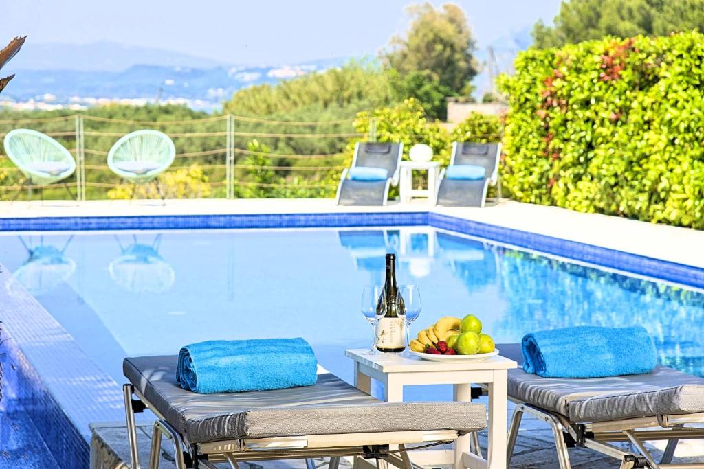 Bazén v ubytování Cretan Mansion with Heated Swimming Pool nebo v jeho okolí