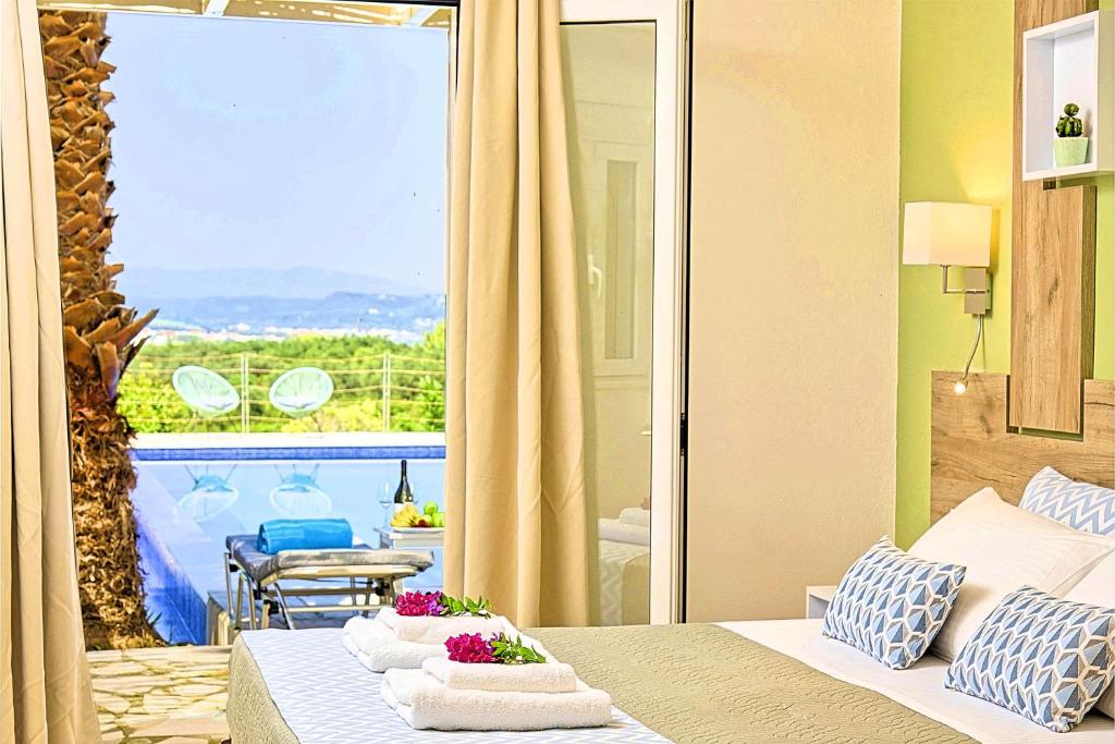 Bazén v ubytování Cretan Mansion with Heated Swimming Pool nebo v jeho okolí
