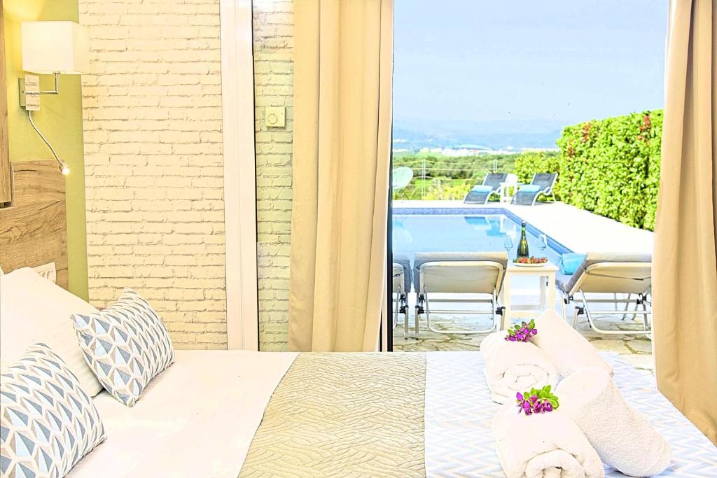 Bazén v ubytování Cretan Mansion with Heated Swimming Pool nebo v jeho okolí