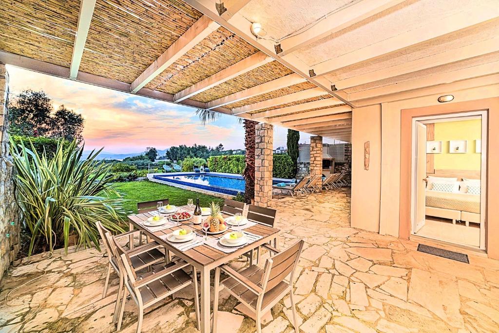 Fotografie z fotogalerie ubytování Cretan Mansion with Heated Swimming Pool v destinaci Georgioupolis