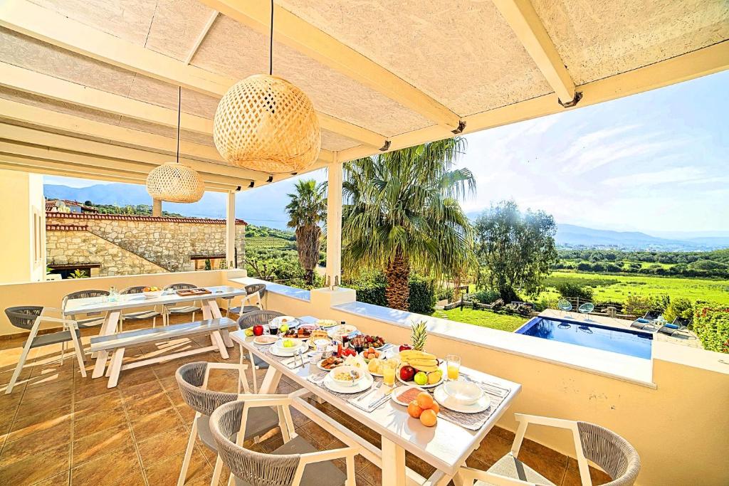 Balkón nebo terasa v ubytování Cretan Mansion with Heated Swimming Pool