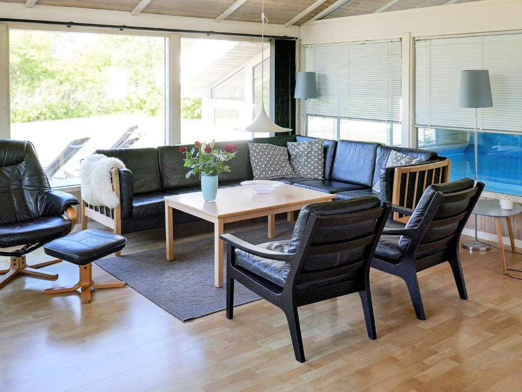 Posezení v ubytování 10 person holiday home in Hjørring-By Traum