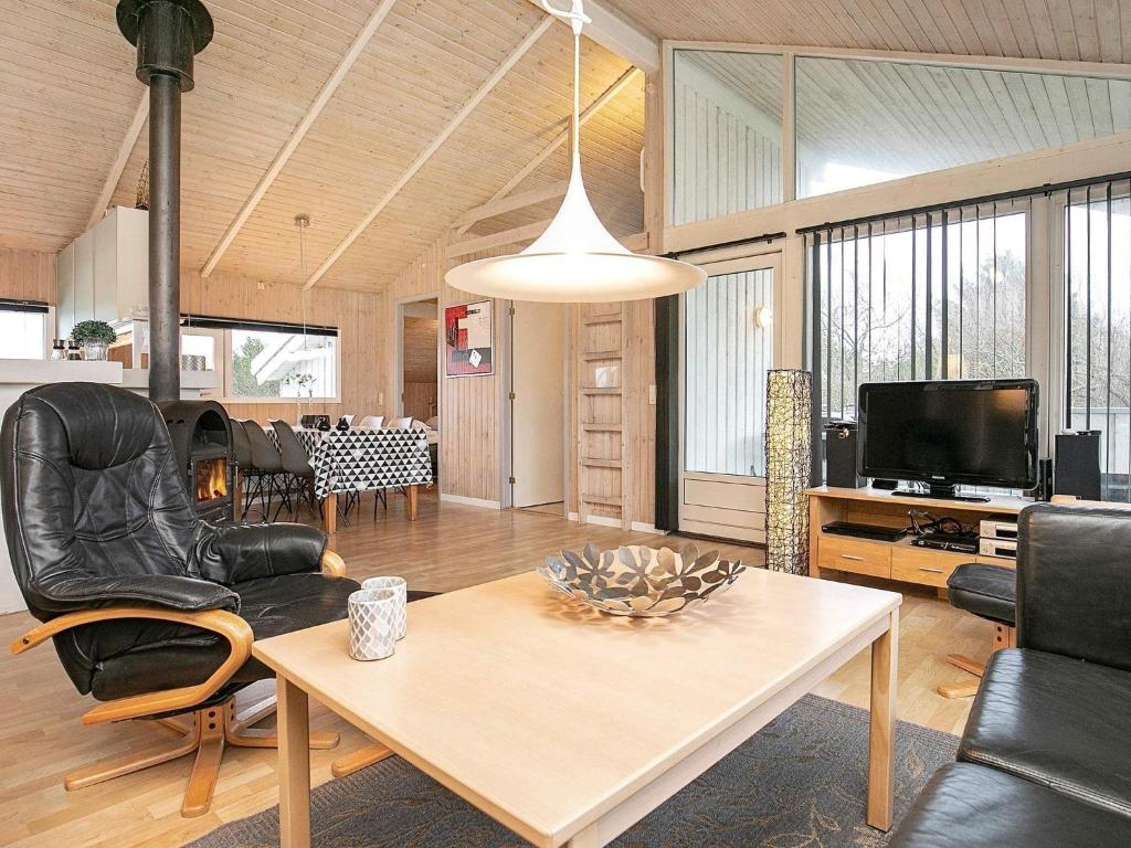TV a/nebo společenská místnost v ubytování 10 person holiday home in Hjørring-By Traum