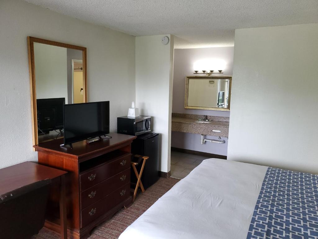 Econo Inn - Ormond Beach - Deluxe King Room - некурящий