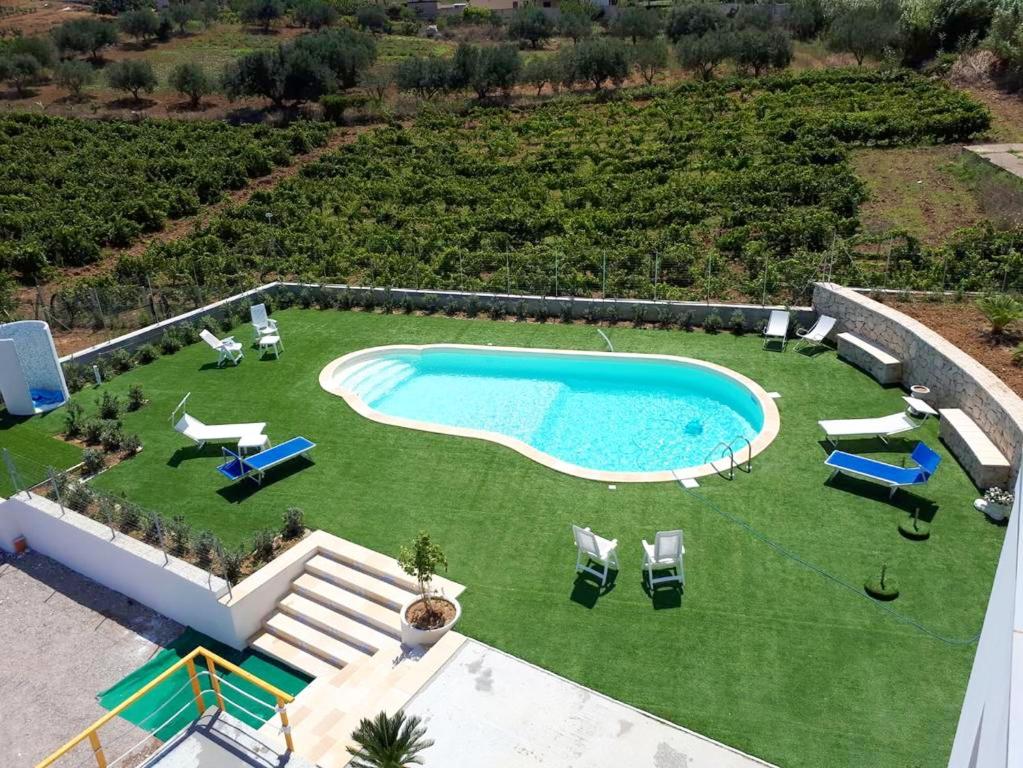 Uitzicht op het zwembad bij 4 bedrooms villa with sea view shared pool and furnished garden at Alcamo 4 km away from the beach of in de buurt