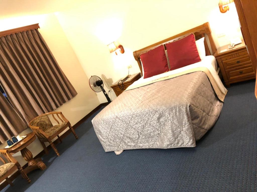 Postel nebo postele na pokoji v ubytování England Business Motel