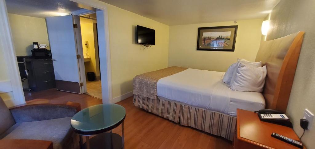 Travelodge by Wyndham Fairfield/Napa Valley - King Room - Mobility Access/Non-Smoking