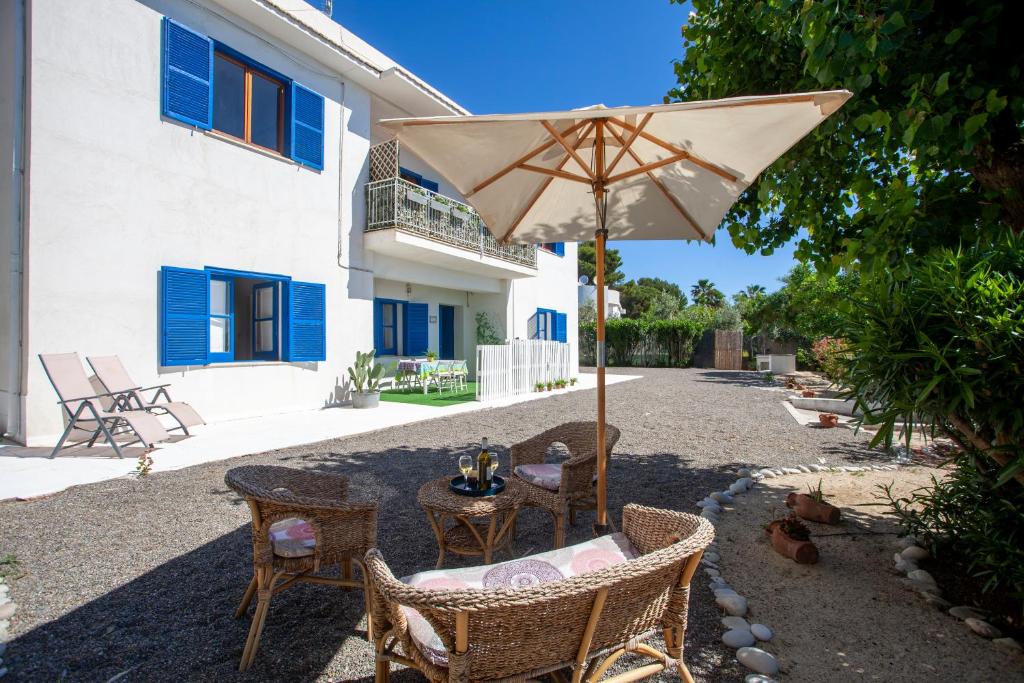 eine Terrasse mit einem Tisch und einem Sonnenschirm in der Unterkunft Don Bruno Homes in Amendolara