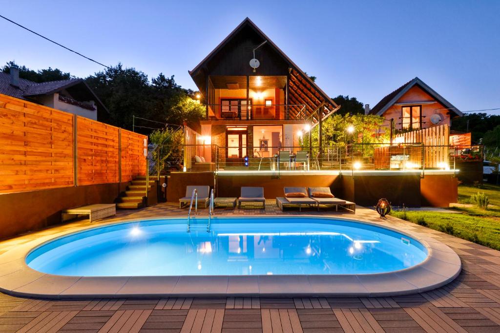 una casa con piscina frente a una casa en Juras Country House, bazen, sauna ,hot tube,vrt, en Sveti Ivan Zelina