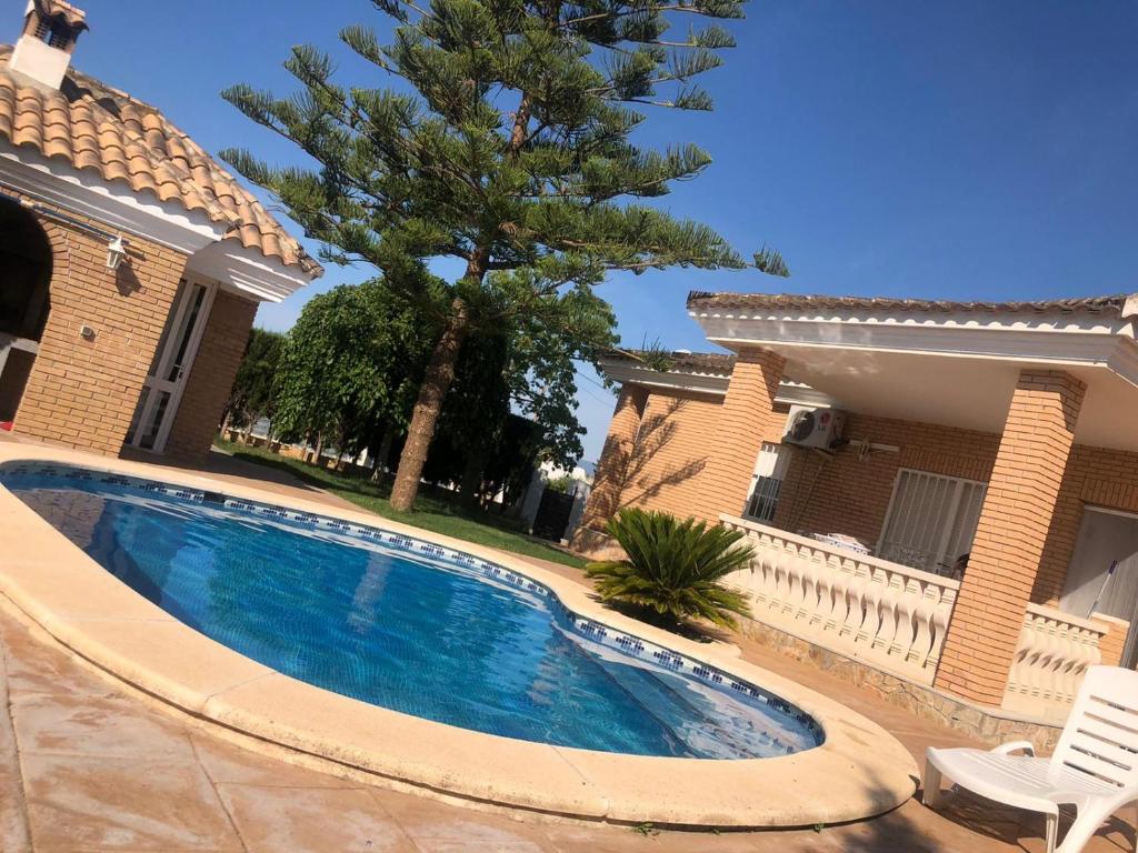 una piscina frente a una casa en Casa Maica, en Liria