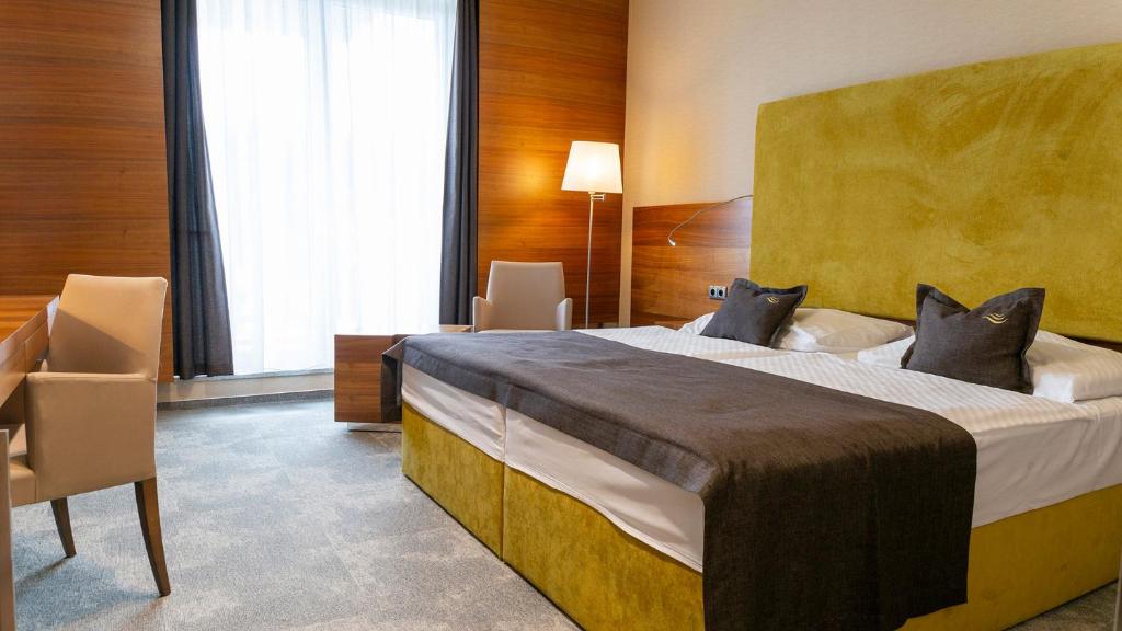Un pat sau paturi într-o cameră la Hotel AquaCity Mountain View