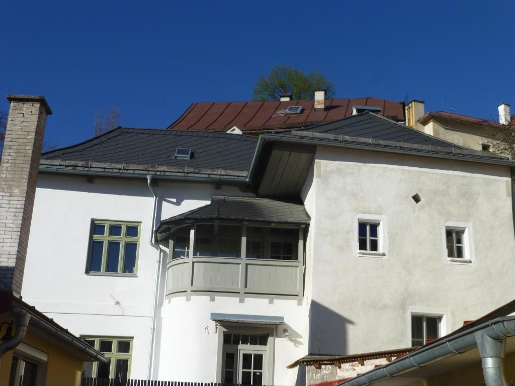 una casa blanca con techo negro en Vila Dorothea, en Banská Štiavnica