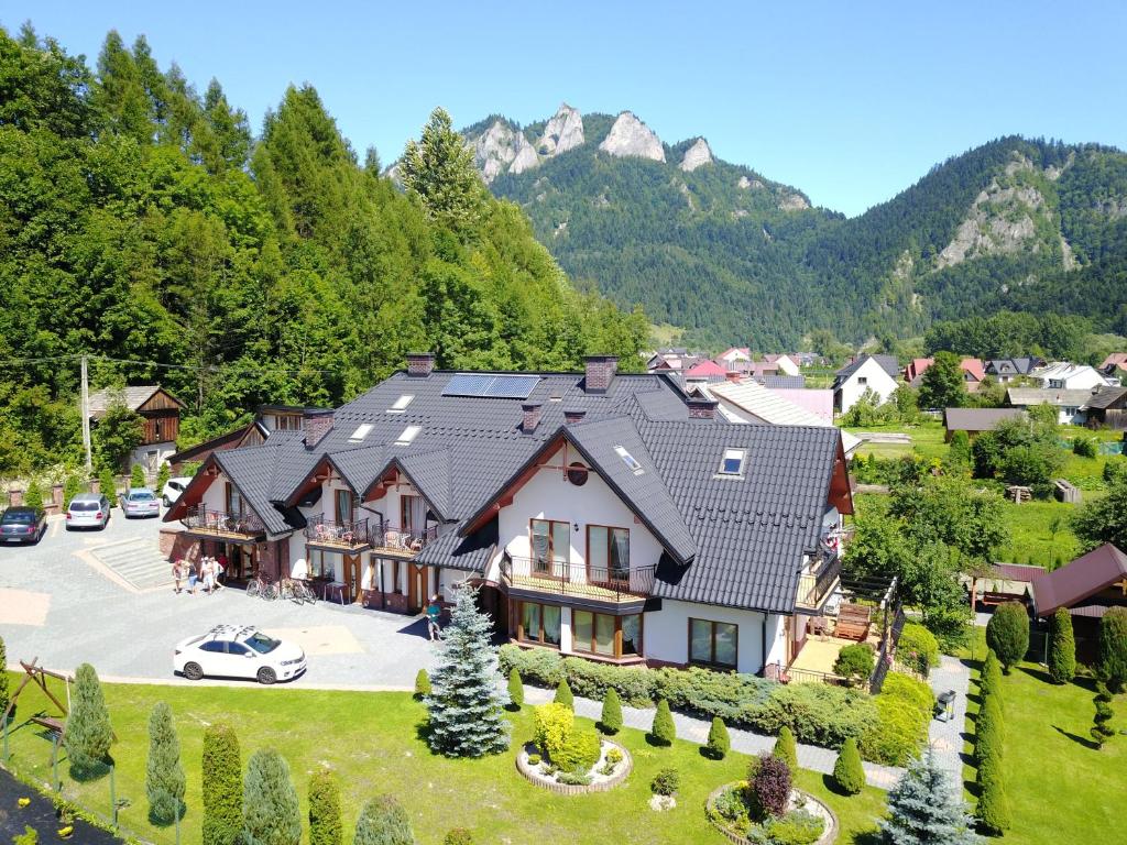 een luchtzicht op een huis in de bergen bij Apartamenty Magiera in Sromowce Niżne