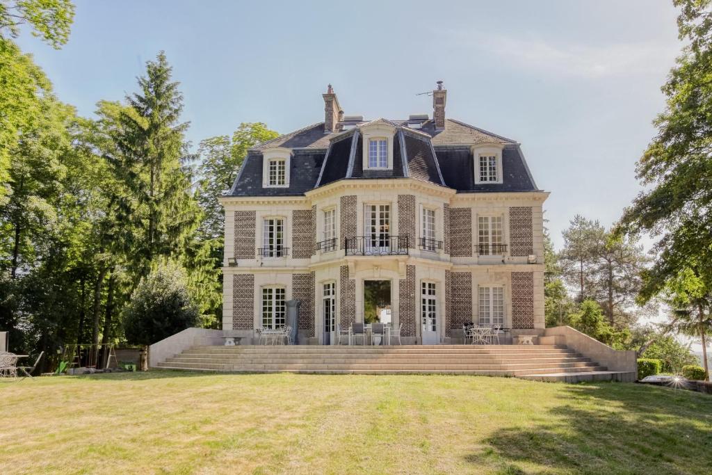 une maison à l'ancienne avec une grande cour dans l'établissement Château d'Avesnes - Le Castelet, à Avesnes-en-Bray