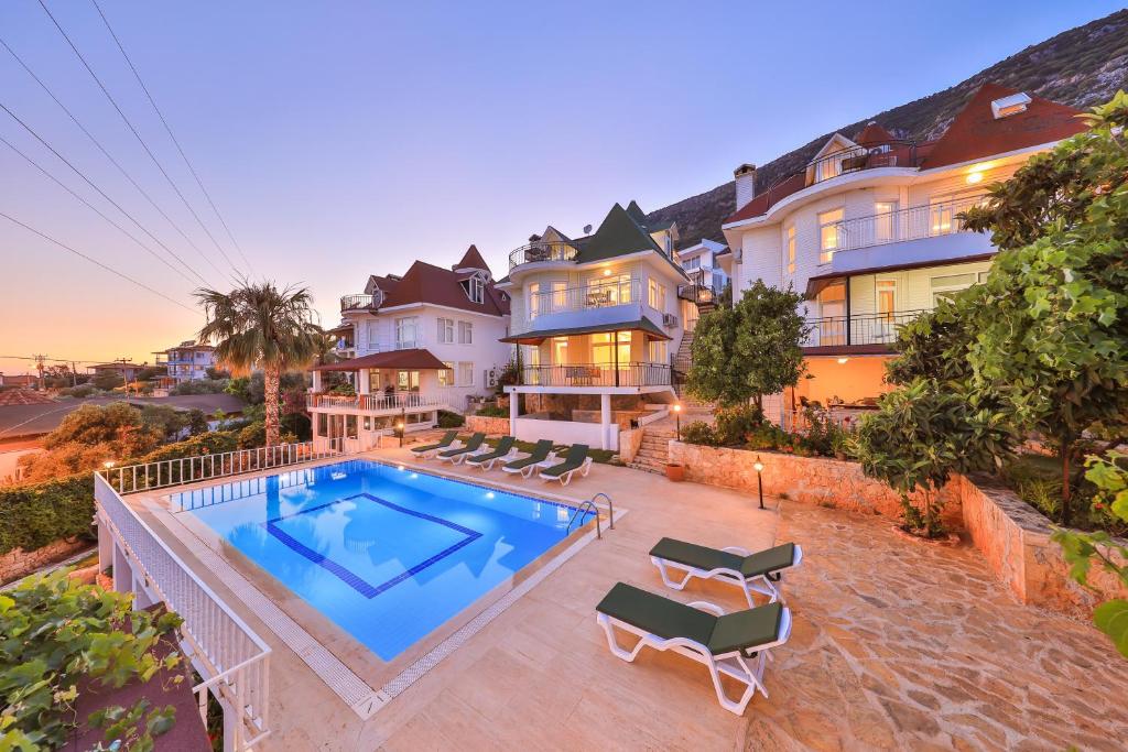 The swimming pool at or close to 3 House Apart
