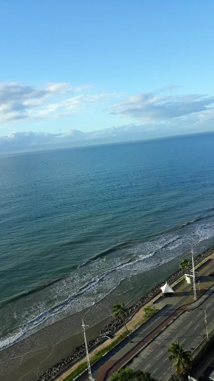 una vista aérea de la playa y el océano en Flat na Boa Viagem Recife A, en Recife