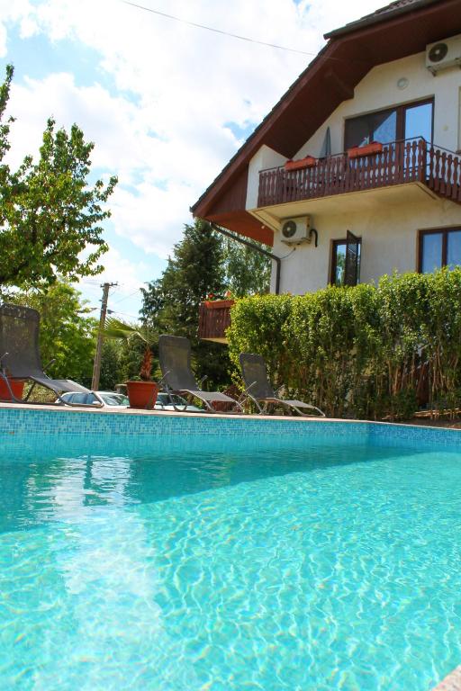 Bazén v ubytování Ibolya Apartmanok nebo v jeho okolí