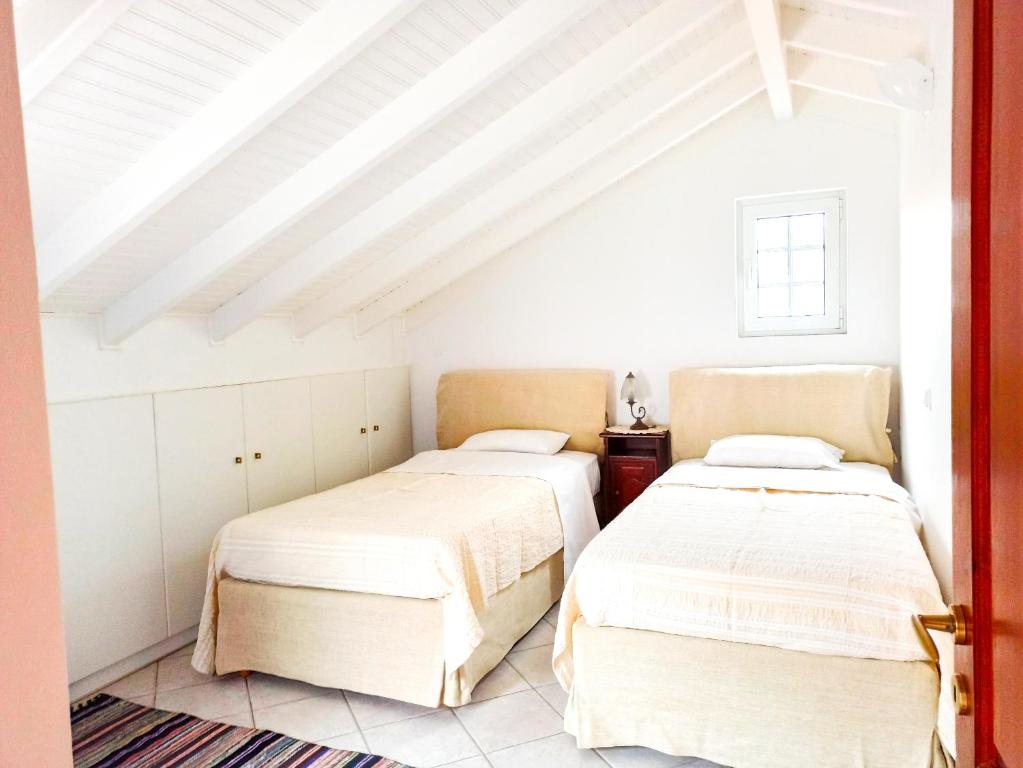 Katil atau katil-katil dalam bilik di Samia Seavilla Pythagorio