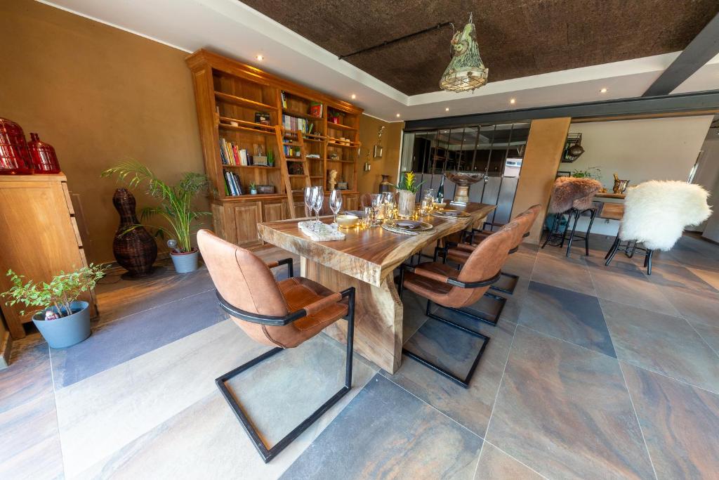 uma sala de jantar com uma mesa de madeira e cadeiras em Green & Breakfast em Niederpallen