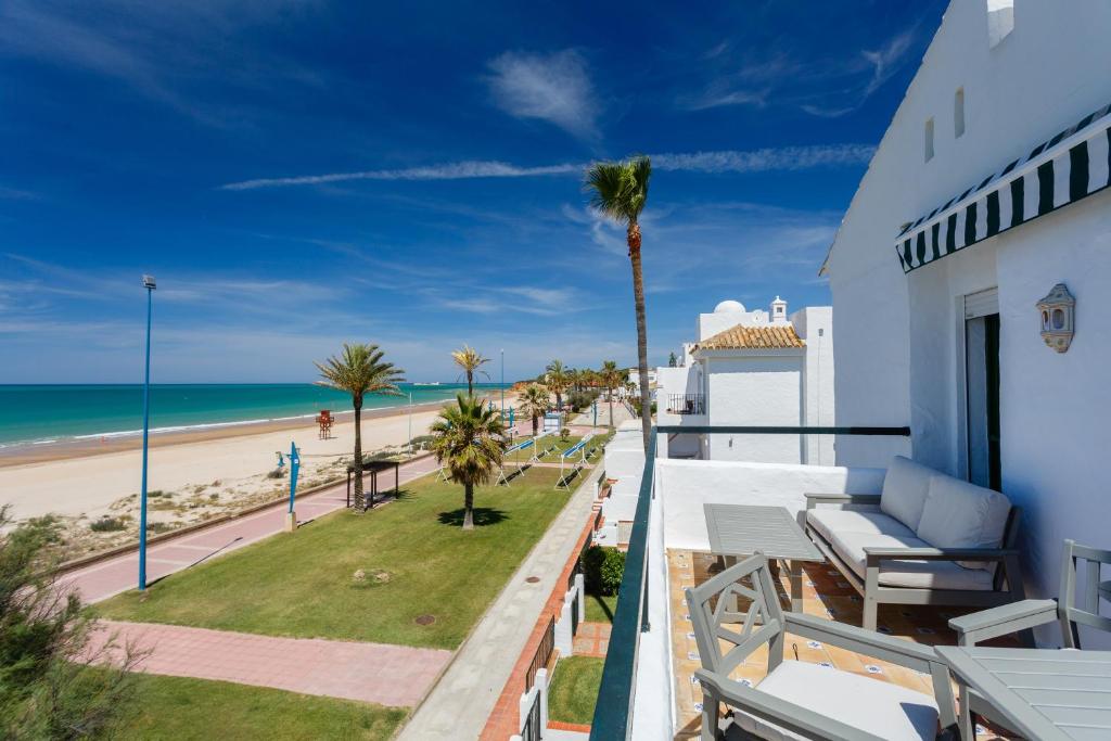balcón con vistas a la playa en Dulce Barrosa Mar Beach Front en Chiclana de la Frontera