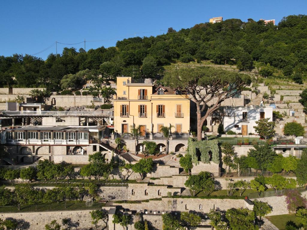 een huis bovenop een heuvel met bomen bij Villa Di Natale in Pagani