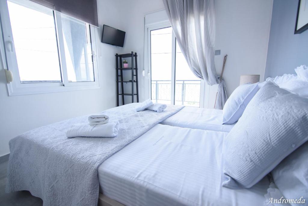 Posteľ alebo postele v izbe v ubytovaní Andromeda's Apartments